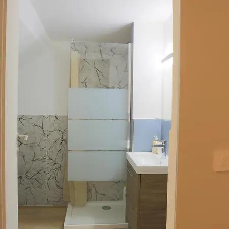Renovated With Balcony In San Lorenzo - With Elevator Апартаменти Генуя