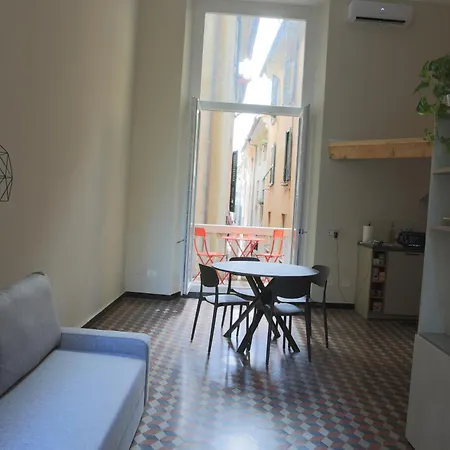 Renovated With Balcony In San Lorenzo - With Elevator Апартаменти