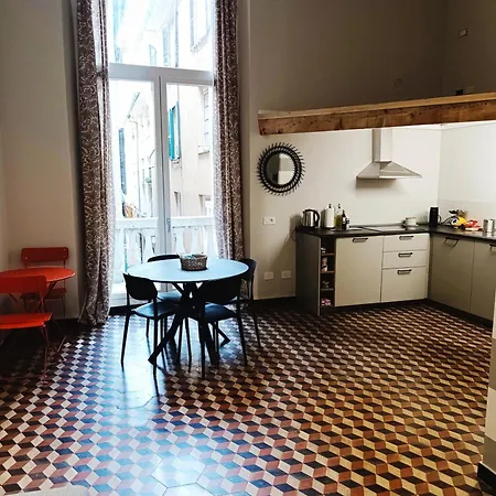 Renovated With Balcony In San Lorenzo - With Elevator Апартаменти Генуя