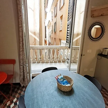 Renovated With Balcony In San Lorenzo - With Elevator Генуя