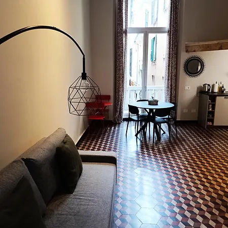 Renovated With Balcony In San Lorenzo - With Elevator